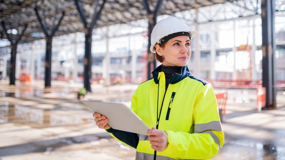 Arbeiterin in der Bauarbeit